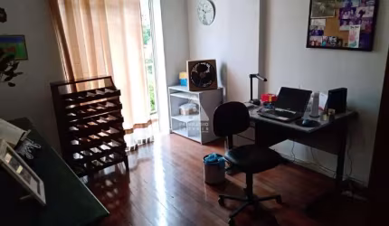 Apartamento de 2 quartos á venda, com sacada, em excelente localizaçaõ, no Largo do Verdun,