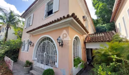 Casa com 3 quartos sendo 1 suíte, 2 vagas no Jardim Botânico - RJ
