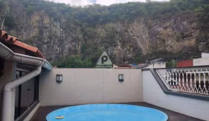 Casa triplex à venda de 4 quartos, 2 suítes, 2 vagas, piscina e churrasqueira, em condomínio fechado em Vila Isabel