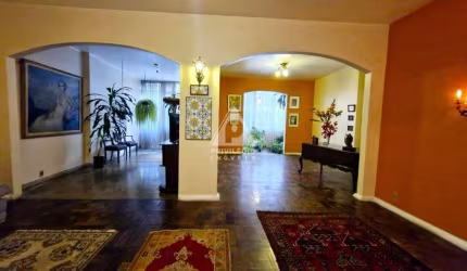 Apartamento com 237m², varandão, sala em 4 ambientes, vista lateral mar. Somente 1 apto por andar. OPORTUNIDADE!!