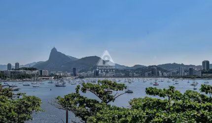 Casa quintuplex composta de 4 suítes, cozinha espaçosa, área de serviço, 5 banheiros, varandão, tarraço, piscina, área gourmet, garagem.