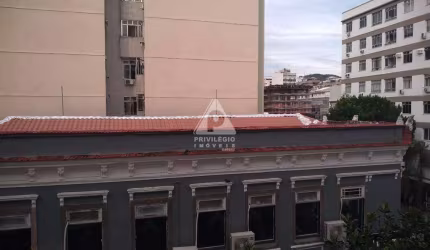 Apartamento de 2 quartos, sala, cozinha, 2 banheiros, quarto de empregada , a venda em rua arborizada de Botafogo-RJ