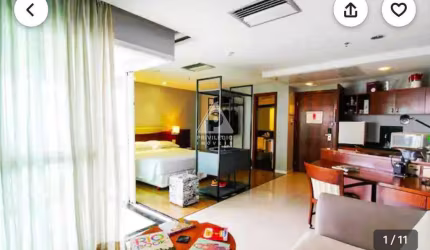 Wyndham Rio Barra - Apart Hotel decorado, com sala, quarto, varanda - Praia