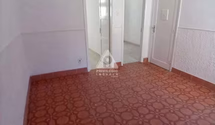 Apartamento de 2 quartos, arejado com varanda no Estácio