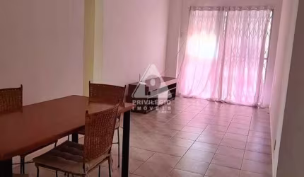 OPORTUNIDADE. Apartamento de 2 quartos com varanda e vaga na garagem, a venda no coração de Vila Isabel