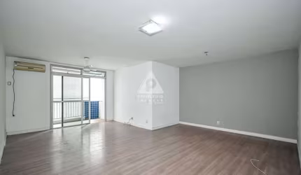 Apartamento à venda em Laranjeiras reformado 3 quartos com varanda e vaga.
