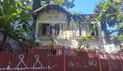 Casa duplex à venda com 401 m2, 8 quartos, 6 banheiros e 3 vagas. Próxima ao Metrô