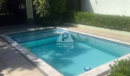 Casa a venda em Jacarepaguá - Anil - 5 quartos, sendo 4 suítes, Condomínio Bosque dos Esquilos