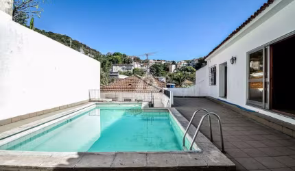 Casa 4 quartos, 1 suite, 2 banheiros, piscina, salão de festas, 6 vagas Santa Teresa.