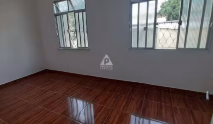 Vendo Casa com 4 quartos, varandão e 180 m² com garagem.
