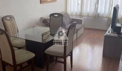 Vendo apartamento 2 quartos, com 66 m², dependencias completa.