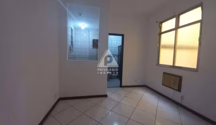 Conjugado à venda no Catete, próximo do metrô do Largo do Machado!