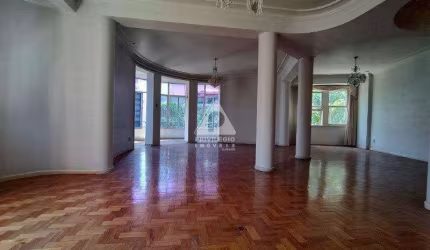 Apartamento de 4 quartos de 245m².