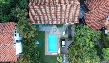 Casa no Joá, 563 m2 com pé direito duplo, 5 quartos, 4 banheiros e 4 vagas de garagem. Jardim e piscina.