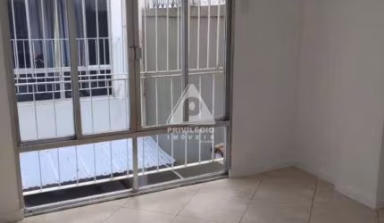 Excelente dois quartos com vaga de garagem na Tijuca