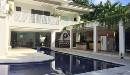 Casa com 850m² integrada a natureza, 5 suítes, escritório, Reserva Itanhnagá Barra da Tijuca - RJ