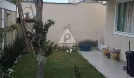Linda Casa à Venda em Condomínio Fechado