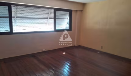 Apartamento no Leme com 4 quartos e 3 vagas na escritura