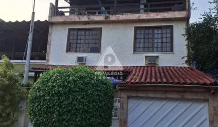 Casa Triplex tipo colonial de 240m com 5 quartos