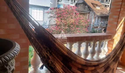 Casa de 3 quartos com churrasqueira e terraço, em rua charmosa e bucólica, com segurança 24 horas.