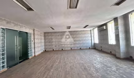 Sala comercial com 56 m2 na praça pio X