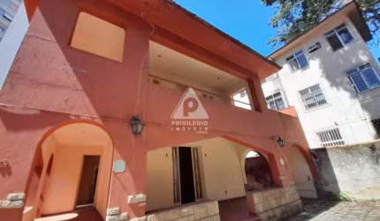 Excelente casa com amplo quintal e vaga de garagem em rua nobre de Laranjeiras