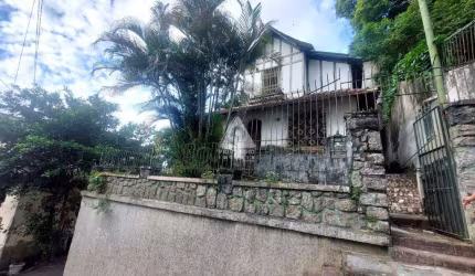 Casa de rua com 3 quartos. Em rua sem saída e tranquila. Próximo ao comércio e Metrô da Saens Pena