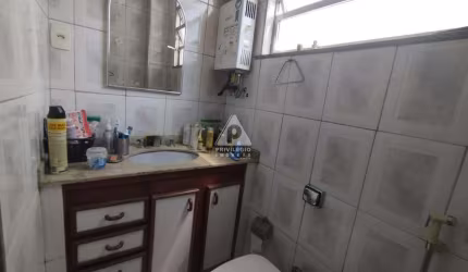2 quartos com armários embutidos, vaga na garagem e cozinha planejada com adega