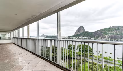 4 quartos, 6 banheiros, 2 dependências, 2 vagas, 490 m2 em rua nobre do Flamengo com vista.