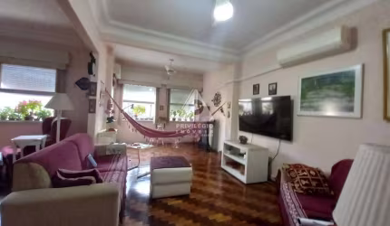Apartamento de 147m² na Senador Vergueiro no Flamengo/RJ de três quartos amplos, claros e arejados. Sala em dois ambientes, copa e cozinha integrada,