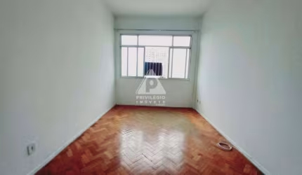 Apartamento amplo de 66m² de dois quartos no Lins de Vasconcelos/RJ com vista livre, sala ampla clara e arejada.