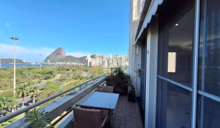 Cobertura linear com 220m2 na Praia do Flamengo a venda.