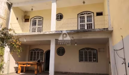Ótima casa duplex, 3 quartos, próximo a ponto comercial e BRT.