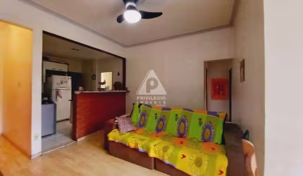 Apartamento de 84m² no Bairro de Fátima/RJ de dois quartos amplos, claros e arejados, sendo um dos quartos suíte.