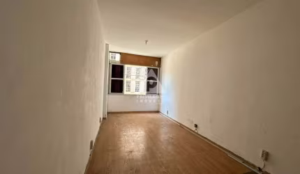 Sala comercial á venda no centro.