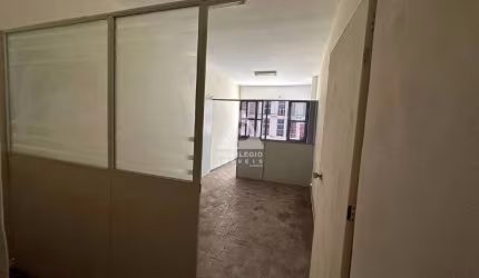 Sala comercial á venda no centro.