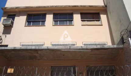 Predio 2 andares com loja no térreo, elevador, estacionamento, 4 banheiros, 8 salas, 2 recepções na Praça da Bandeira. Oportunidade!