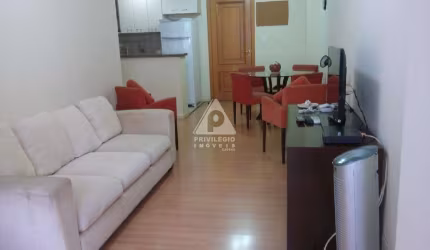 Flat, na quadríssima da Praia, com Varanda, sala e 1 quarto, 1 vaga de garagem.