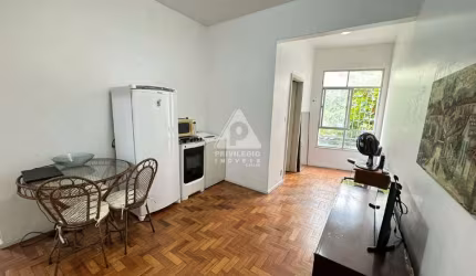 Apartamento de 2 quartos, colado no metrô a venda em Copacabana