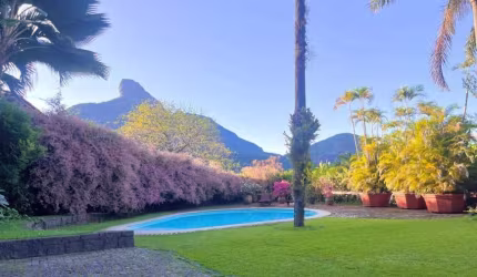 Encantadora casa com 4 quartos,2 suítes, 4 vagas de garagem, adega e vista deslumbrante para Pedra da Gávea.