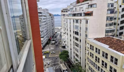 Vista mar, salão, 2 varandas internas, 4 quartos sendo 1 suíte, lavabo, copa/coz, 2 DCE, 2 vagas