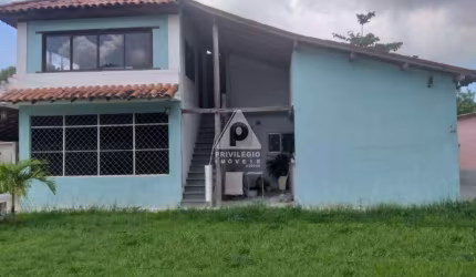 Casa colonial em terreno de 900m2 em Guaratiba