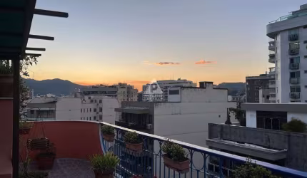Cobertura à venda, 4 quartos, 2 suítes, 2 banheiros, varandão, 3 vagas, 238m², Tijuca - RJ.