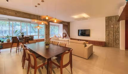 Apartamento à em Copacabana, 3 quartos, suíte, 2 vagas, reformado