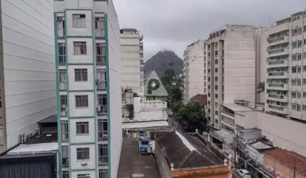 Apartamento composto de 3 quartos, sala ampla com vista ao Pão de Açúcar em ótima localização em Botafogo, com 2 vagas na escritura
