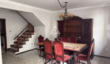 Privilégio Imóveis vende excelente casa Triplex na Taquara