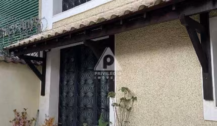 ÓTIMA OPORTUNIDADE – CASA AMPLA COM DUAS EDIFICAÇÕES!