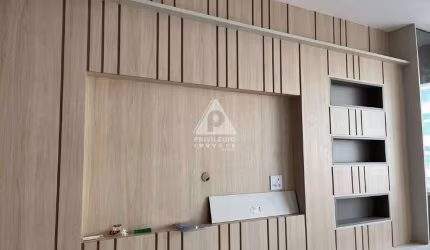 Em Botafogo! Excelente apartamento de 2 quartos, sendo um suíte, com closet.