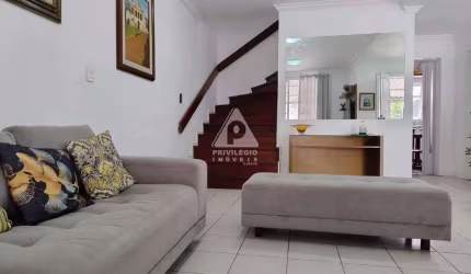 Casa duplex no Anil, 03 quartos com churrasqueira e piscina. 2 vagas na garagem