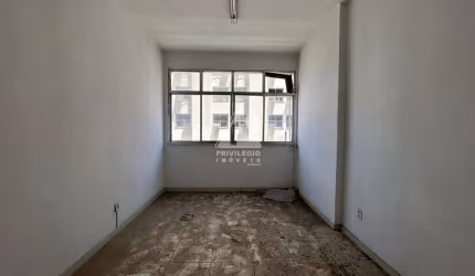 Apartamento em prédio misto no Centro